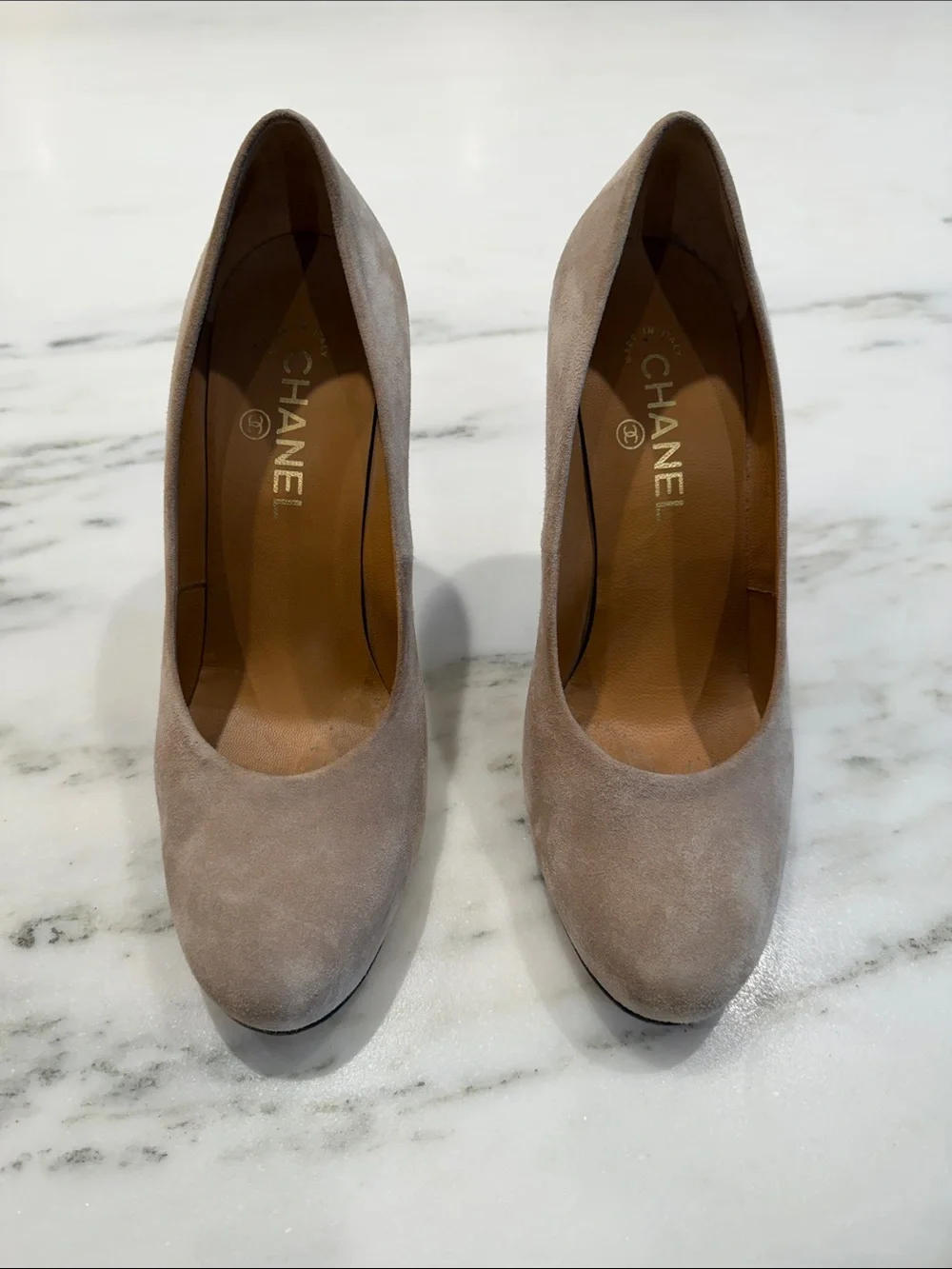 CHANEL Beige/Taupe Suede CC Pumps